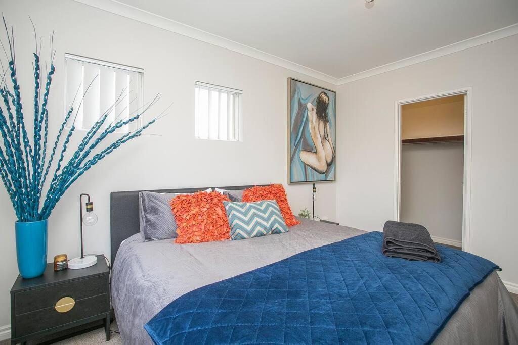 2 Luxury Canal Holiday Homes - Sleep 28 Mandurah Eksteriør bilde