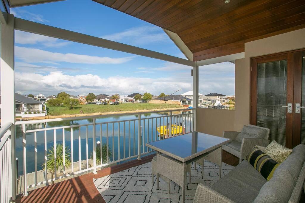 2 Luxury Canal Holiday Homes - Sleep 28 Mandurah Eksteriør bilde