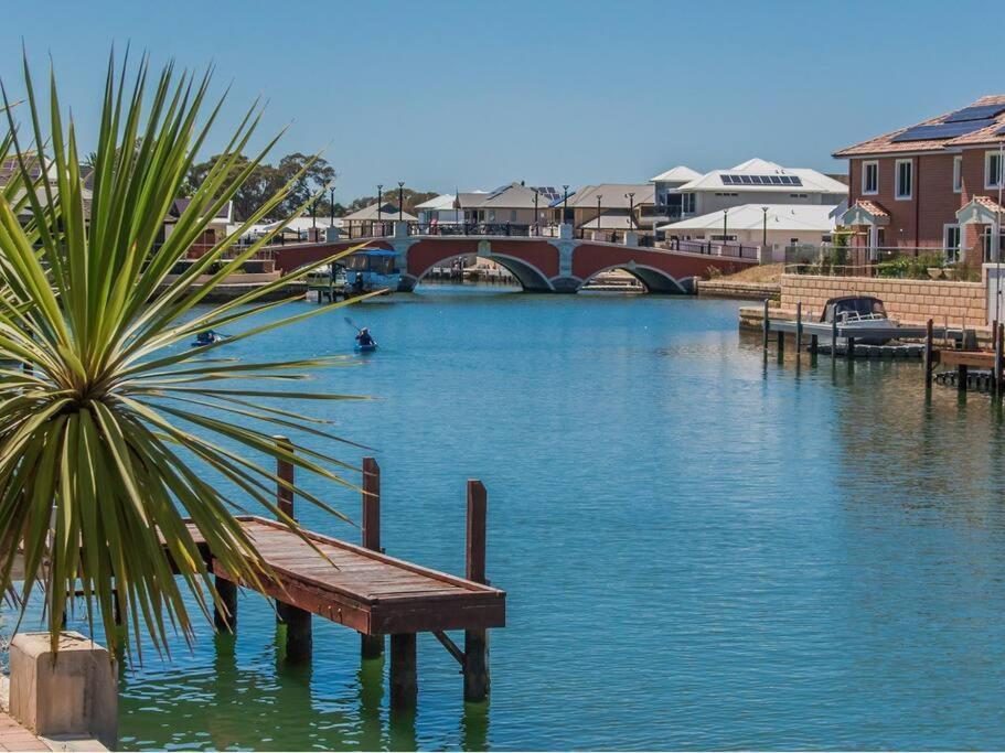 2 Luxury Canal Holiday Homes - Sleep 28 Mandurah Eksteriør bilde