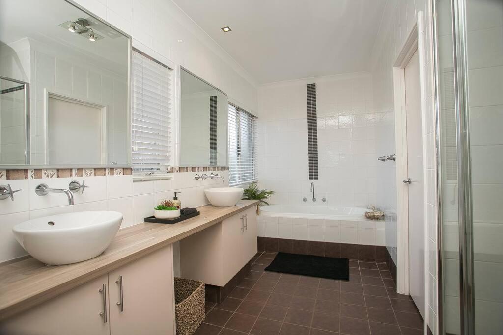 2 Luxury Canal Holiday Homes - Sleep 28 Mandurah Eksteriør bilde