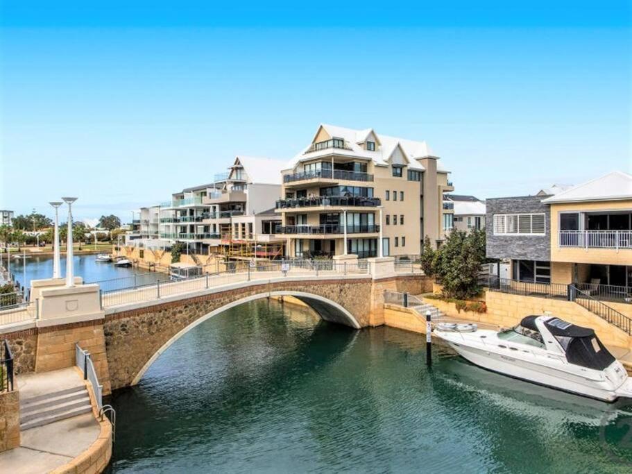 2 Luxury Canal Holiday Homes - Sleep 28 Mandurah Eksteriør bilde