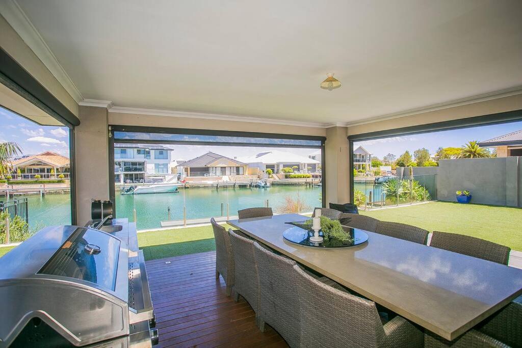 2 Luxury Canal Holiday Homes - Sleep 28 Mandurah Eksteriør bilde