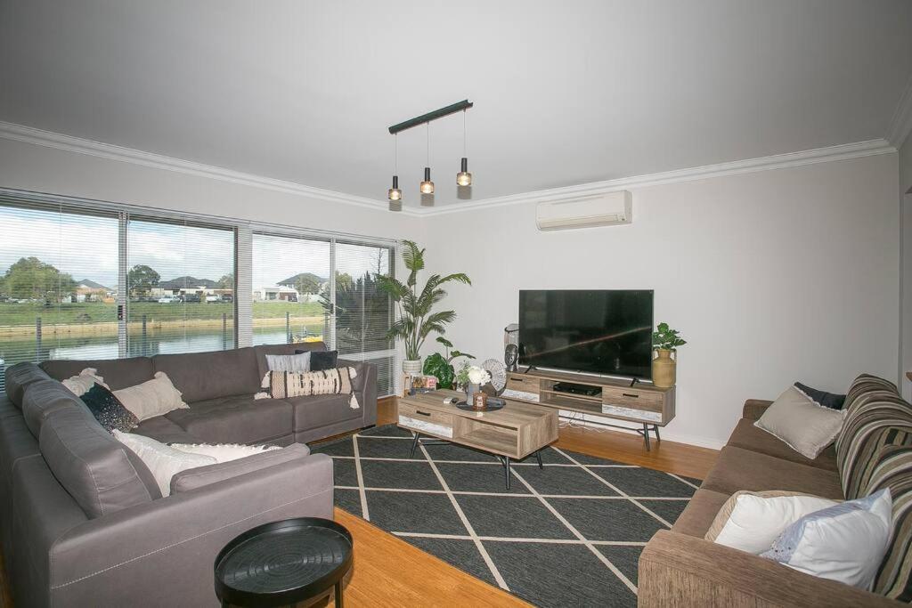 2 Luxury Canal Holiday Homes - Sleep 28 Mandurah Eksteriør bilde